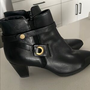Elegant Anne Klein 9 Black Ankle Boots